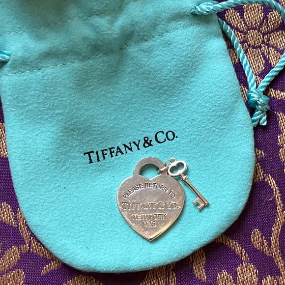 Authentic Tiffany & Co. RTT Heart & Key Retired pendant. Sterling Silver. - Picture 2 of 11